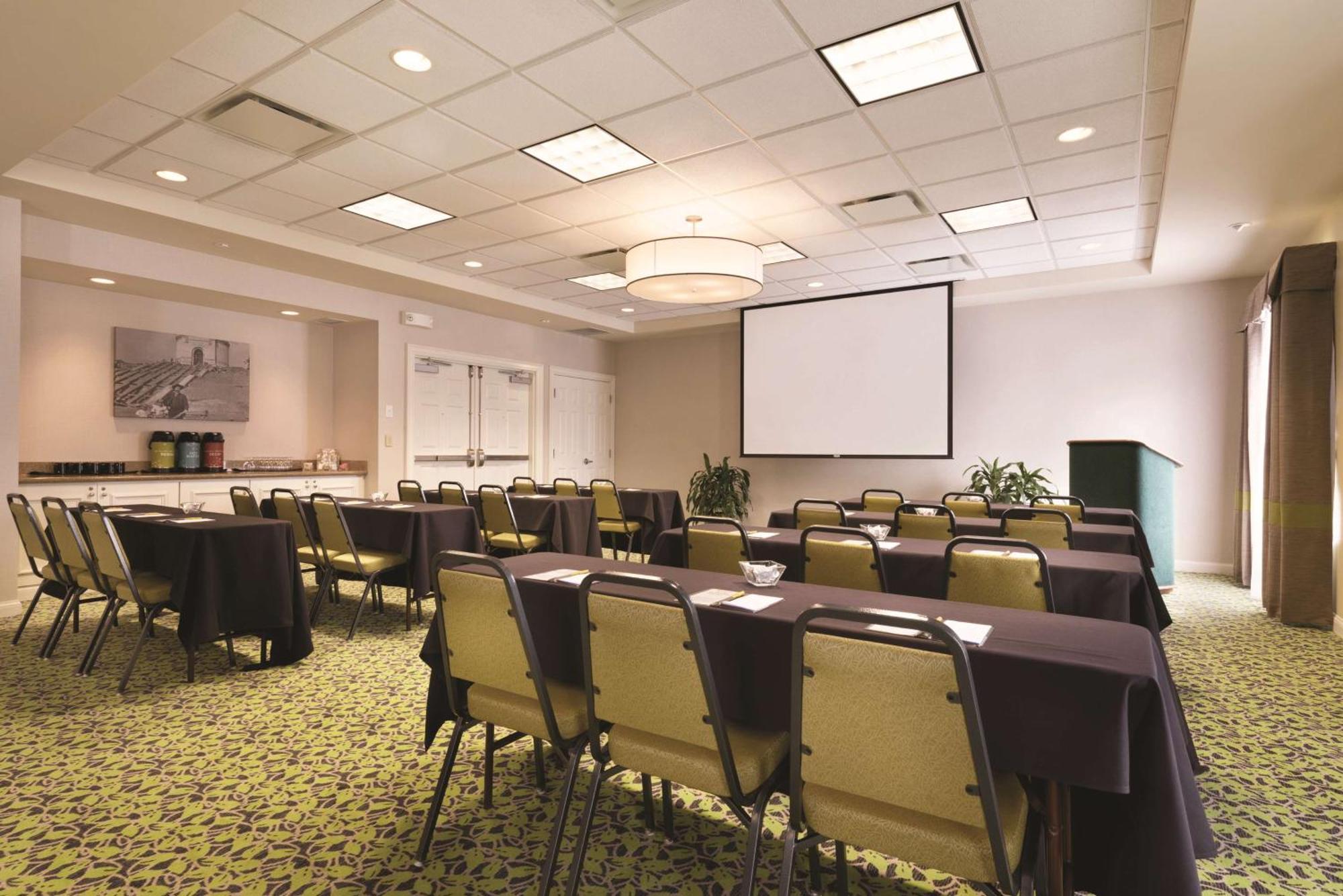 Hilton Garden Inn Akron-Canton Airport North Canton Exterior photo