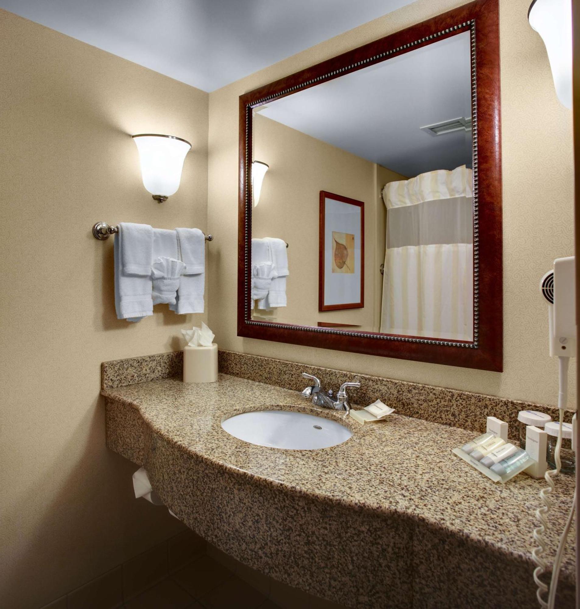 Hilton Garden Inn Akron-Canton Airport North Canton Exterior photo